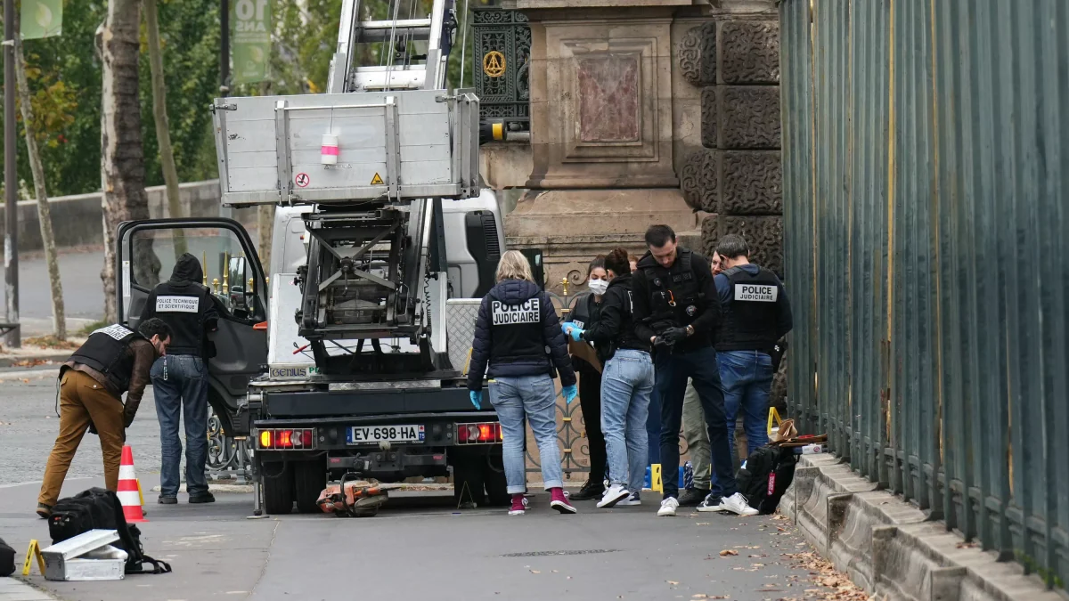 Deux hommes cagoulés face à quatre gardiens tétanisés : des images inédites du vol du Louvre dévoilées par Complément d’enquête