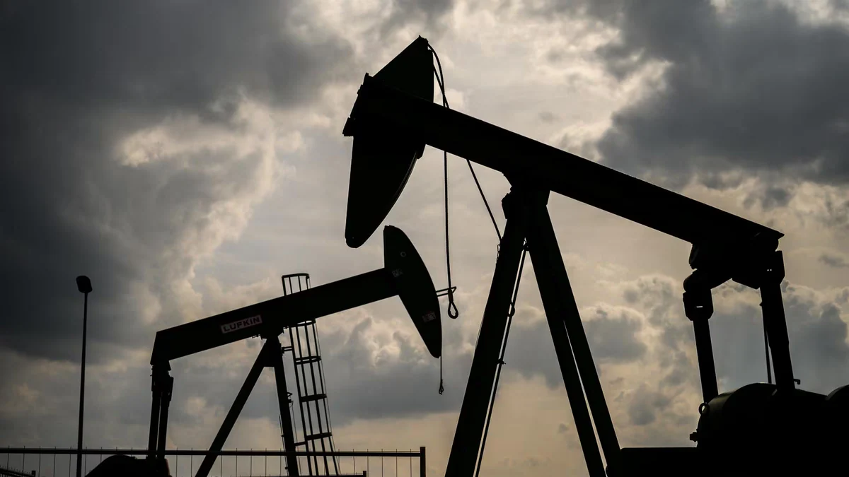 El barril de petróleo Brent corrige un 4% desde máximos tras confirmar Irán que mantiene contactos con EEUU