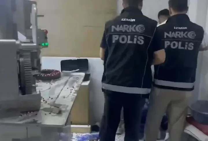 İzmir'de uyuşturucu imalathanesine dönüştürülen depoya operasyon