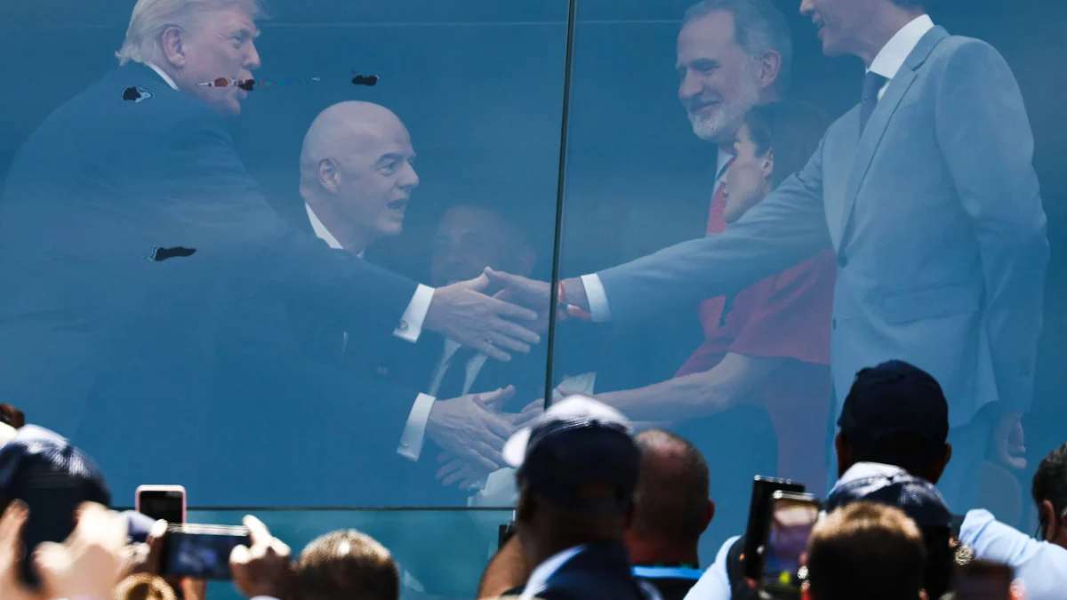 Así ha sido el saludo entre Trump y Pedro Sánchez junto a Felipe VI: “Más allá de la discrepancia que podamos tener”