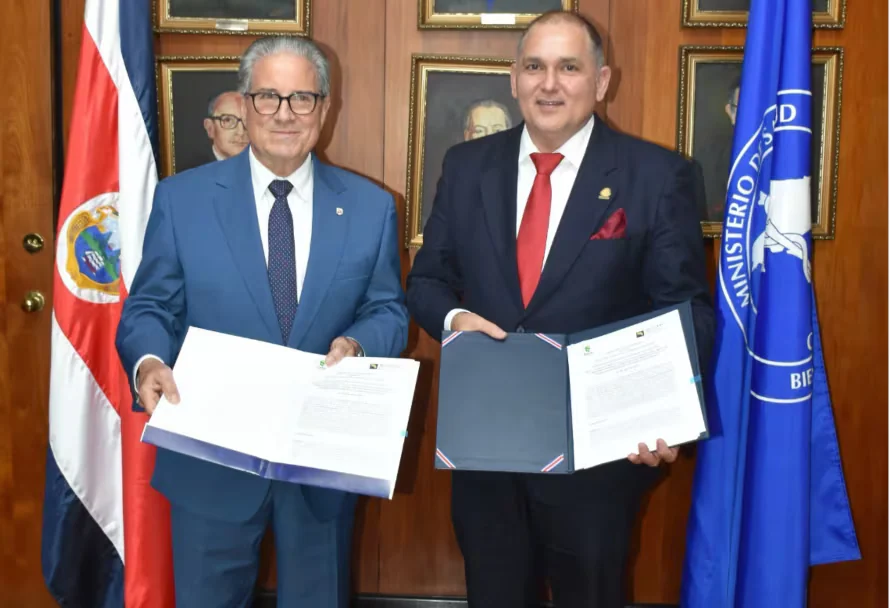 Costa Rica y Panamá crean carné sanitario binacional para garantizar atención médica a trabajadores ngäbe-buglé