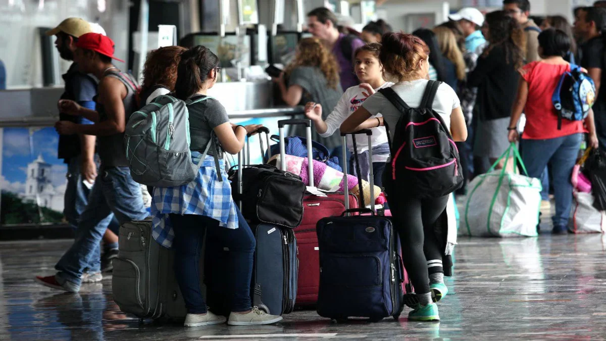 Obligaron a bajarse del micro a un adolescente a mitad de viaje: la Justicia impuso una fuerte sanción a la empresa de transporte