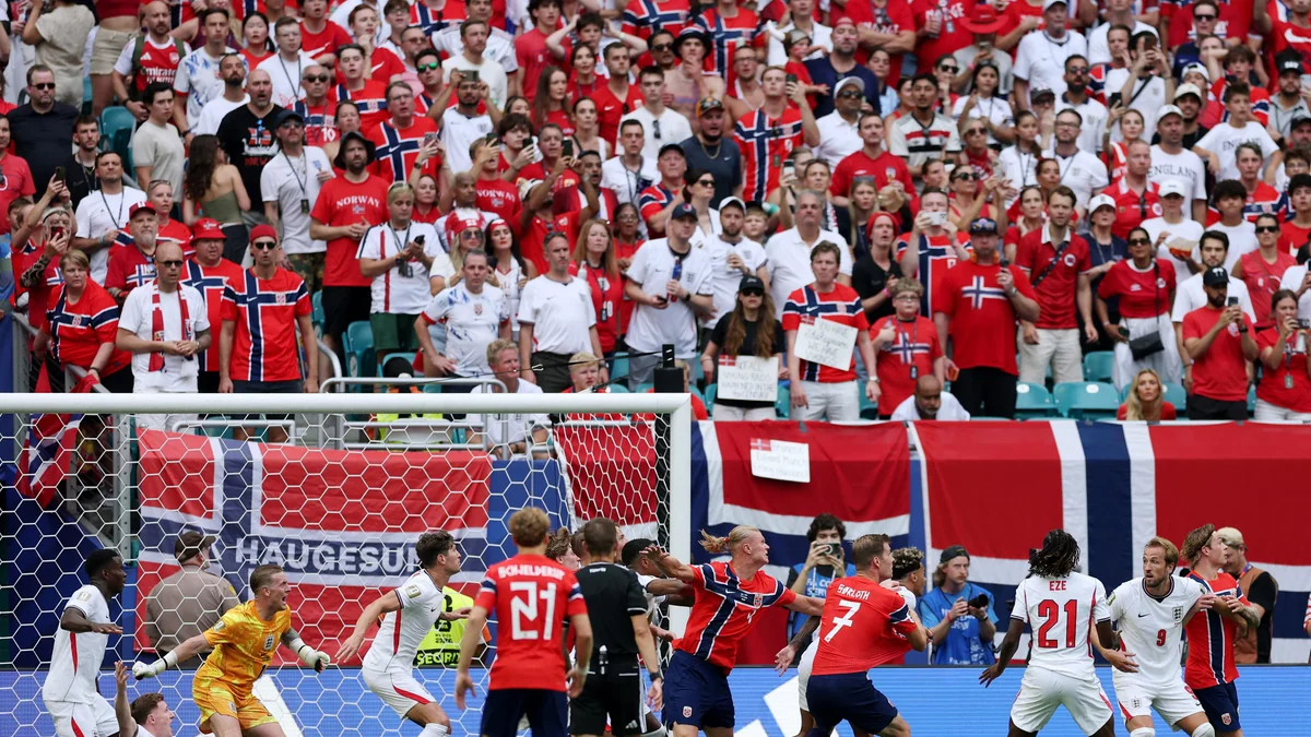 El empujón de Haaland antes del córner que anuló el gol de Noruega ante Inglaterra: la nueva regla del VAR en el Mundial que se aplicó