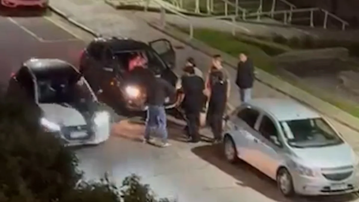 Video: discutió con otro conductor, recibió un empujón en plena pelea y lo atropelló un auto
