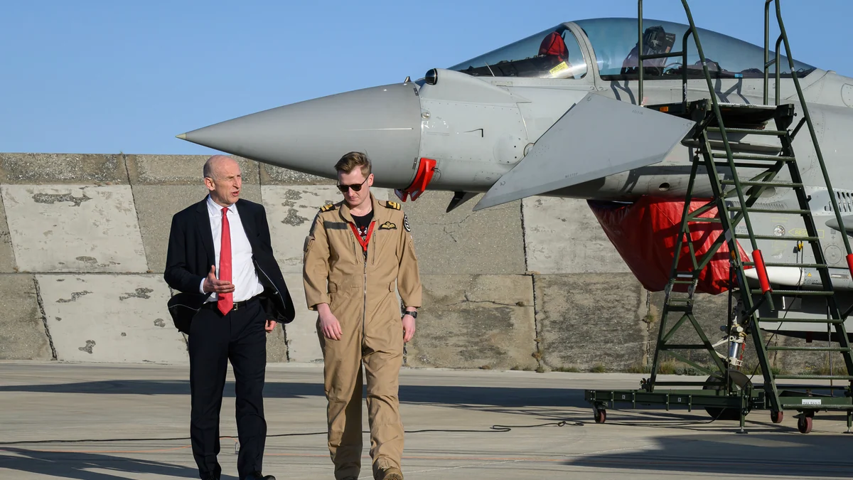 El avión en el que viaja el ministro de Defensa británico, sin GPS ni acceso a Internet por un ataque de guerra electrónica de Rusia