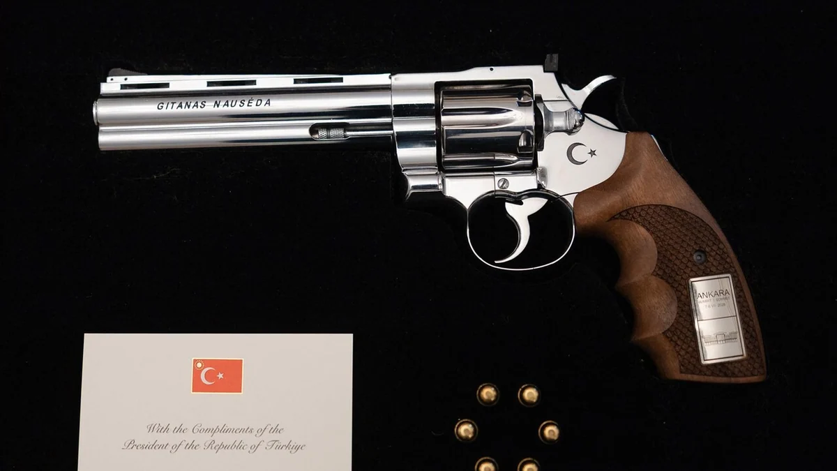 La pistola souvenir regalata da Erdogan spiazza i leader