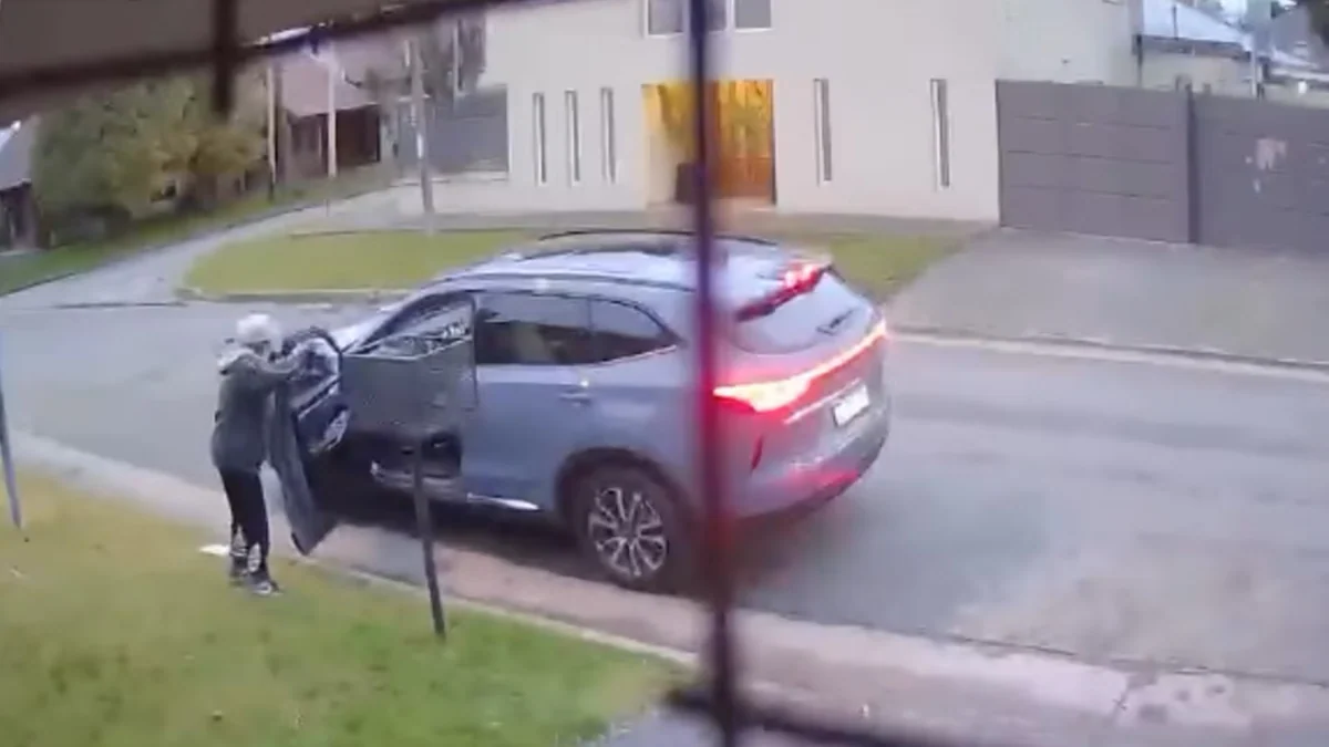“Te mato al nene, no me importa nada”: motochorros intentaron robar un auto y amenazaron al hijo del dueño
