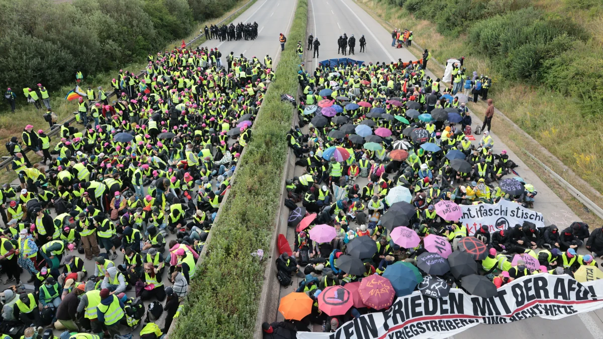 Deutschland-Liveblog: A71 gesperrt: Massive Verkehrsbehinderungen durch Anti-AfD-Demos in Erfurt