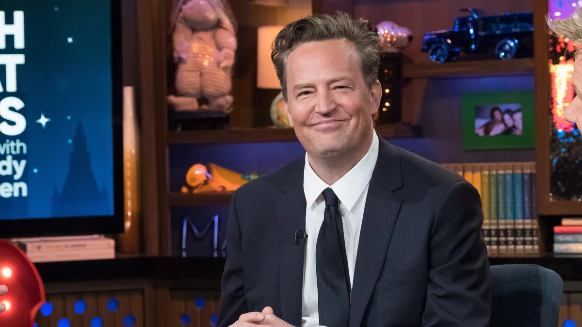 Un cuadro de Banksy de Matthew Perry se vende por un millón de dólares; un guion de ‘Friends’, por casi 100.000