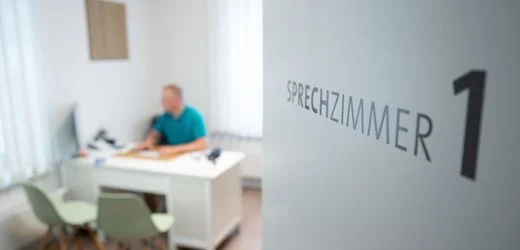 Kassenärztechef spricht von »Irrsinnn, Abertausende Menschen zusätzlich in die Praxen zu jagen«