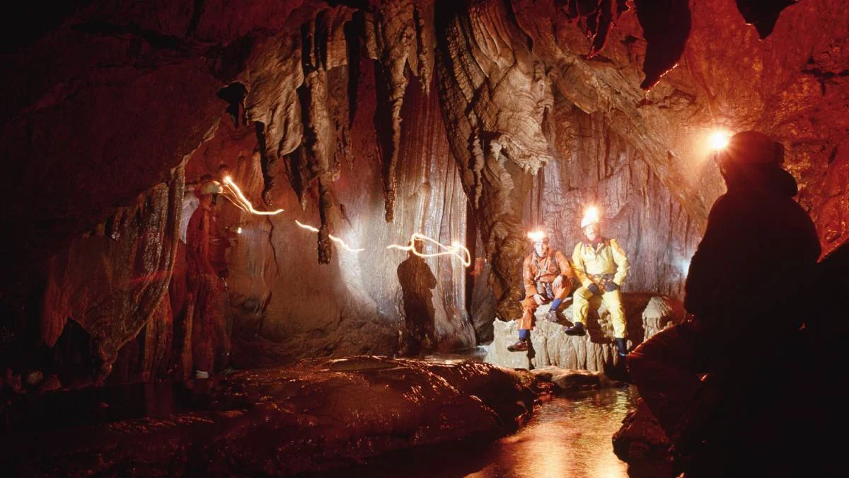 Rescatan a un espeleólogo herido en la cueva de Valporquero tras una compleja intervención
