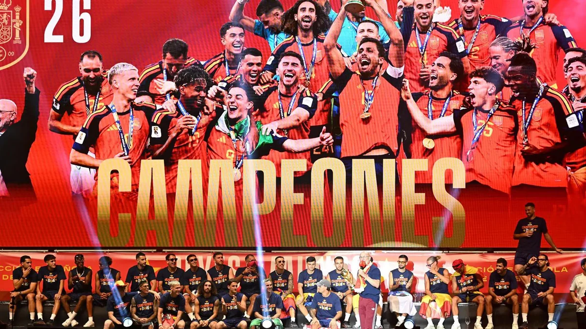Las mejores imágenes de la apoteósica celebración del Mundial en Madrid: los jugadores de 'La Roja', eufóricos