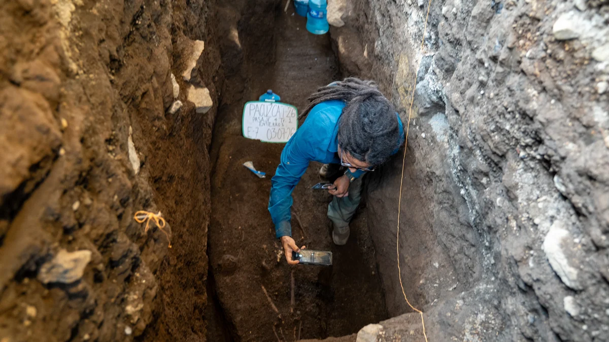 La impresionante extracción de osamentas humanas de hace 2,500 años en El Salvador en doce imágenes