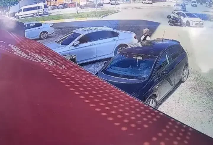 Otomobille çarpışan motosikletin sürücüsü yaralandı; kaza kamerada