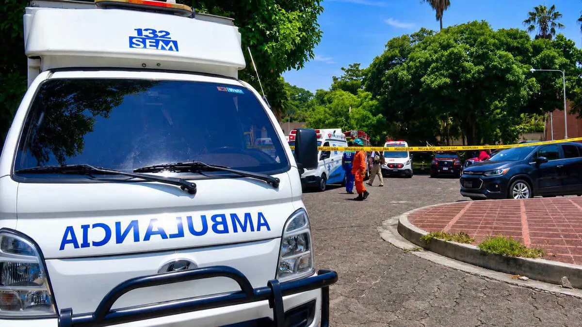 Estudiantes y maestros intoxicados tras incidente químico en instituto educativo de San Salvador