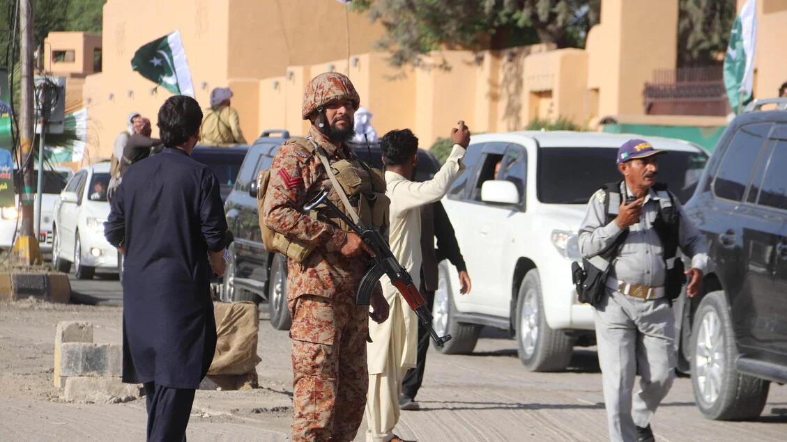 Autobomba a un posto di blocco, uccisi almeno 12 agenti in Pakistan