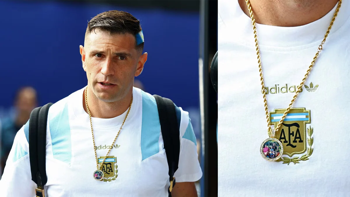 El particular amuleto familiar que repitió Emiliano Dibu Martínez en su llegada al estadio para Argentina-Cabo Verde