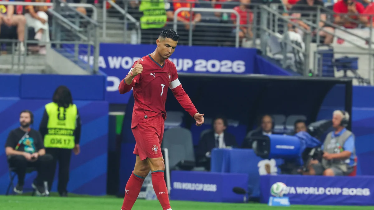El último sorbo en los Mundiales de Cristiano Ronaldo, que jugó todo el encuentro y probó sin suerte dos veces a Unai Simón