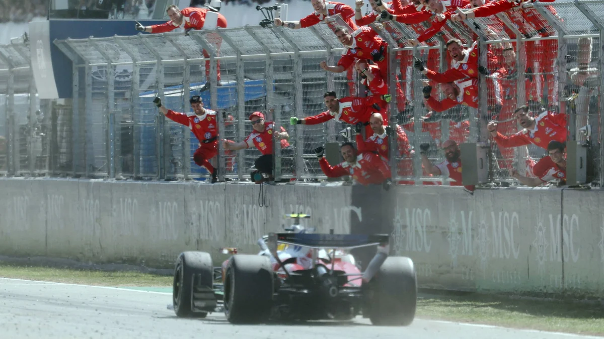 Hamilton celebra su primera victoria con Ferrari y Antonelli descubre la mala suerte en Montmeló