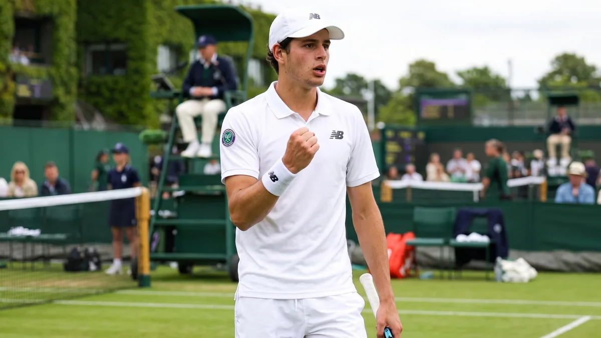 Nicolás Baena estrenó su tenis en el césped londinense con una sólida victoria sobre Kai Thompson en Wimbledon Junior