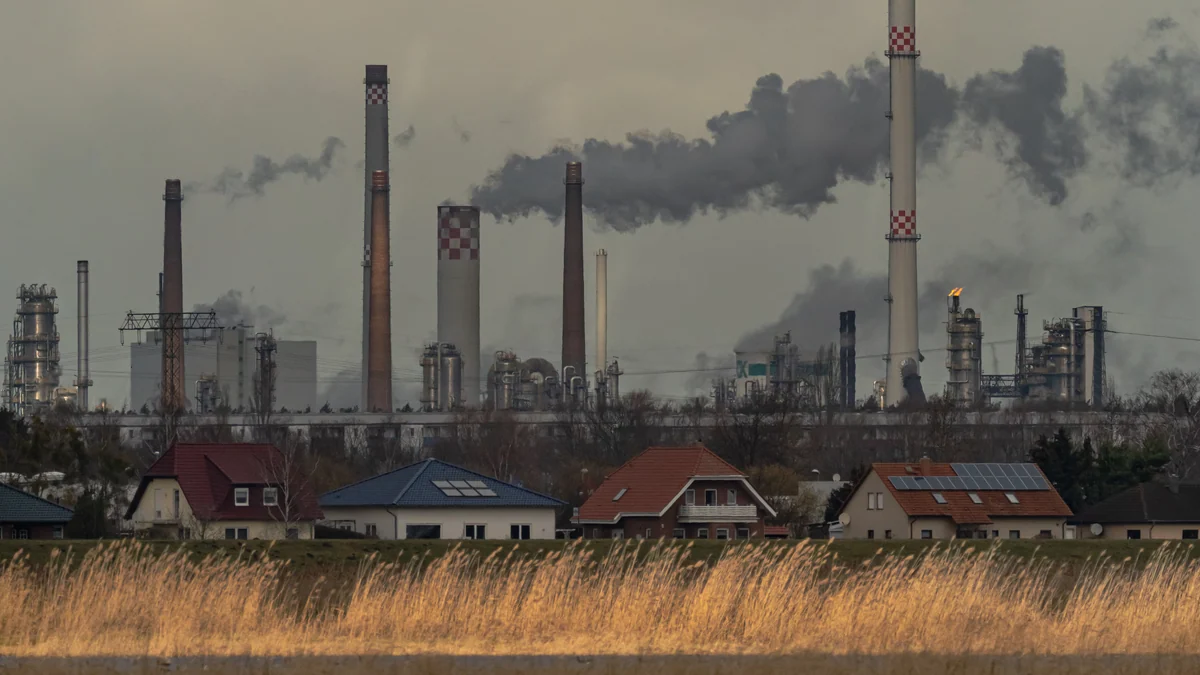 Bruselas suaviza el sistema que penaliza las emisiones de CO₂ tras la presión de una decena de gobiernos