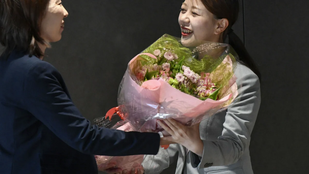 La baja por maternidad de una alcaldesa que abre un debate nacional en Japón y desafía la extrema cultura del sacrificio