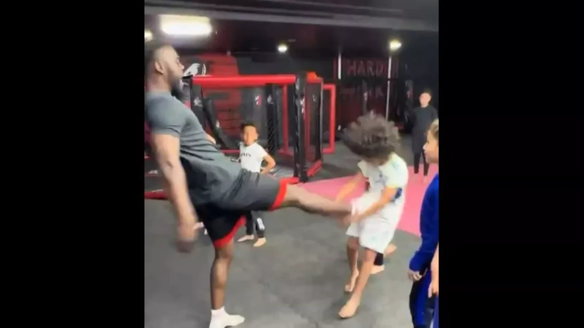 Le coach de MMA qui frappait des enfants dans une vidéo interdit d’exercer pendant six mois