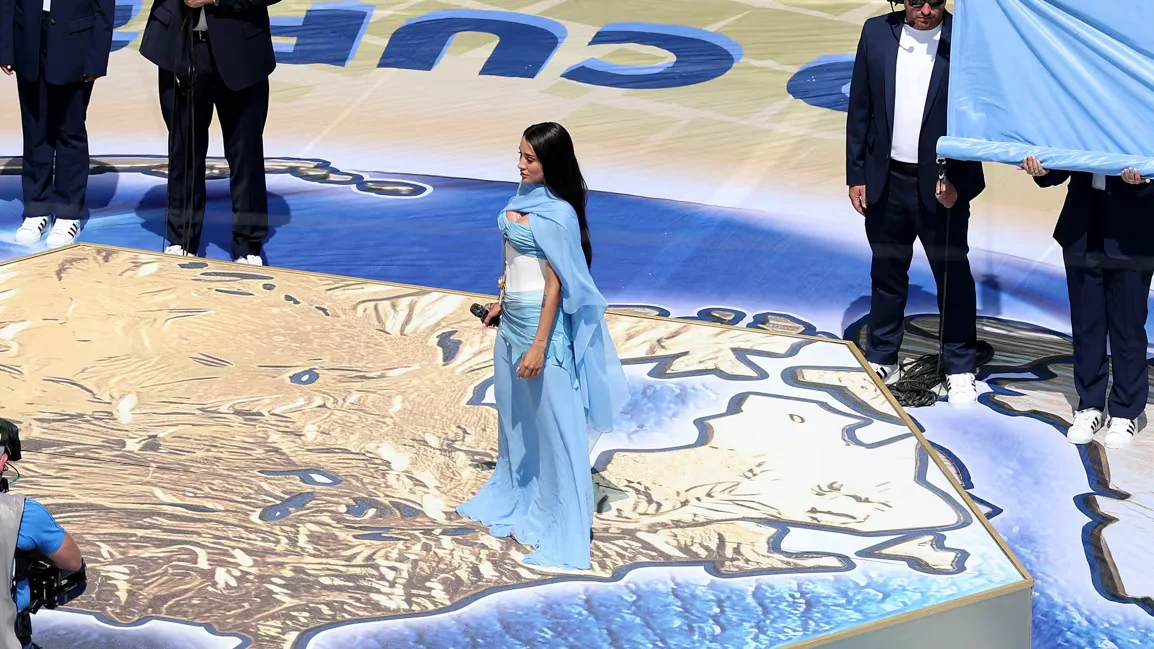 El conmovedor momento del himno antes de Argentina-España: de la interpretación de María Becerra a la pasión de los jugadores