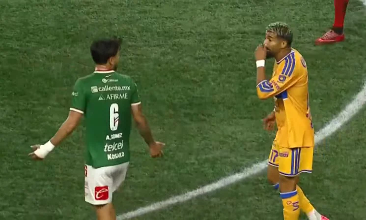 Así fue la expulsión del ‘Búfalo’ Aguirre por cubrirse la boca: ¿qué es la Ley Prestianni que ya se aplica en la Liga MX?