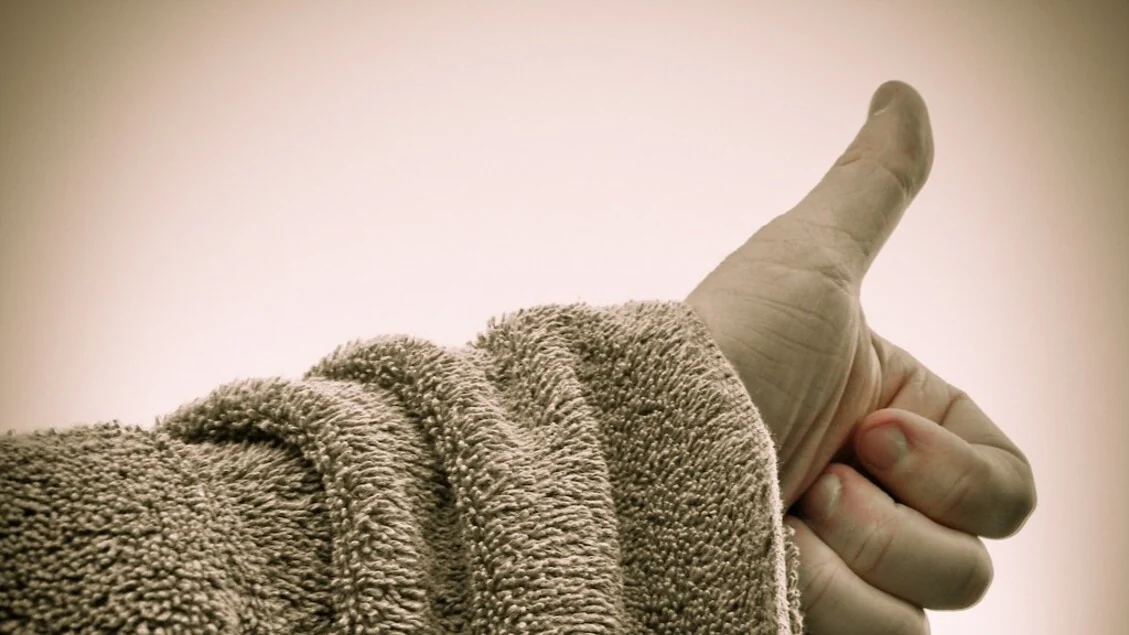 È il Towel Day, dedicato a Douglas Adams e alla sua 'Guida galattica per autostoppisti'