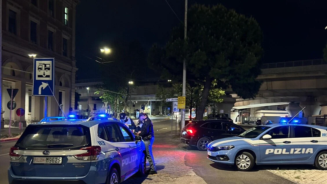 Dà fuoco al padre e lo lascia morire tra le fiamme