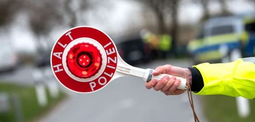 Polizei stoppt Auto in Hockenheim: 14 Mann in einem Auto sind (mehr als) einer zu viel