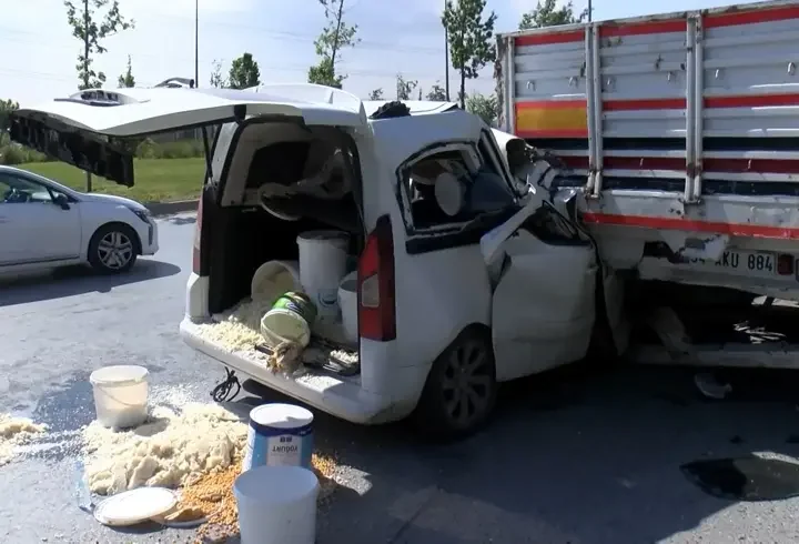 Başakşehir'de kaza tutanağı tutarken arkadan başka bir araç çarptı; sürücü otomobilde sıkıştı