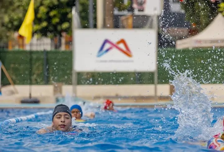 Mersin’de uzman eğitmenler eşliğinde ücretsiz yüzme kursu