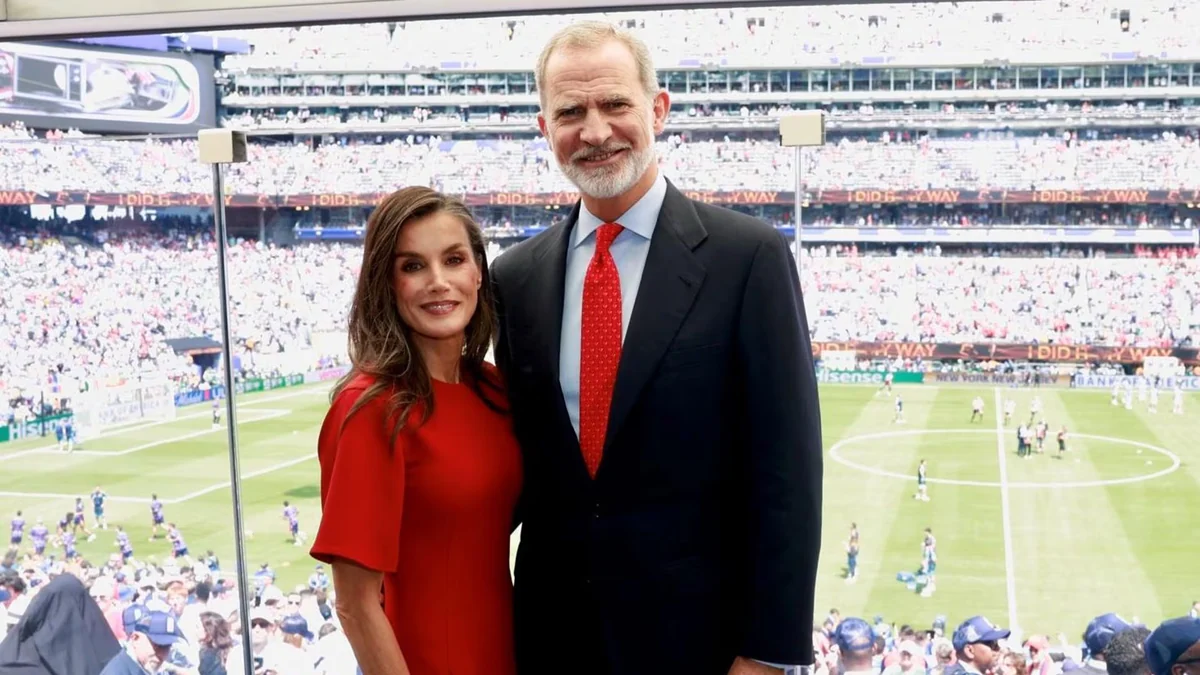 La Reina Letizia recupera su icónico diseño rojo de Adolfo Domínguez en la final del Mundial