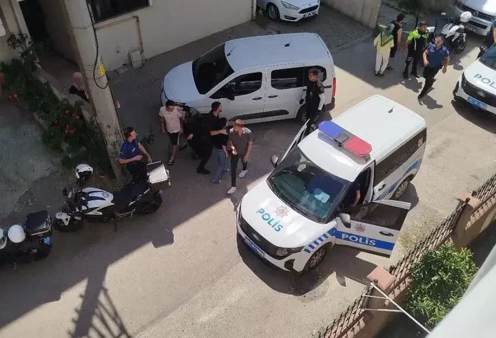 Başından vurulan kadın ağır yaralandı; evdeki 3 arkadaşı gözaltına alındı