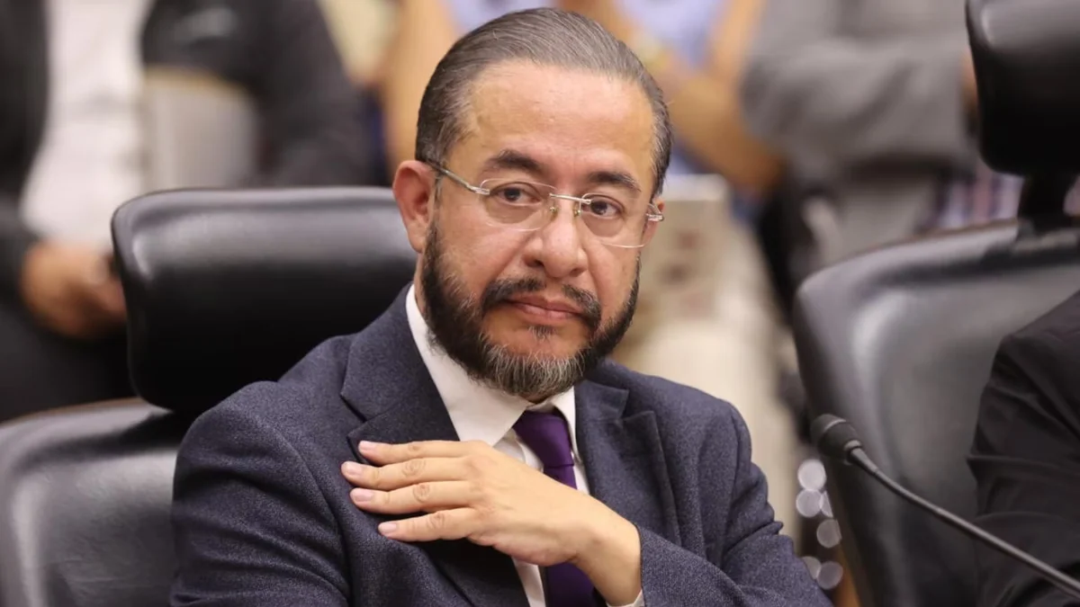 Aunque Hugo Eric Flores niega “dobletear” por estar afiliado a Morena y Paz, Ricardo Monreal adelanta “separación” de la bancada