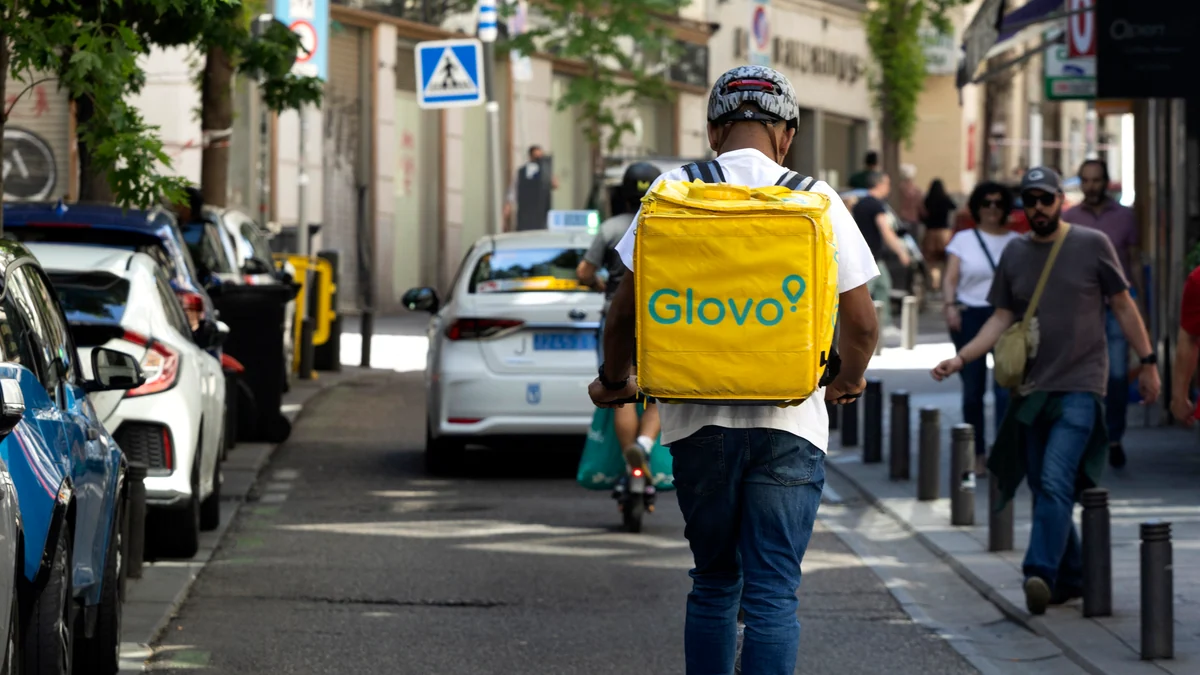 El Gobierno fija en 15 años la edad mínima para el patinete eléctrico y multas de 200 euros para los 'riders' que no lleven casco o chaleco reflectante