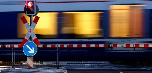 Sipplingen: Regionalexpress erfasst Vierjährige auf Laufrad an Bahnübergang