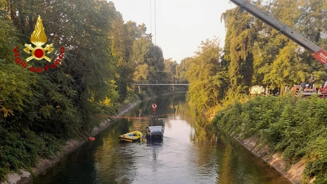 Tre 17enni morti in un'auto precipitata in un canale nel Milanese