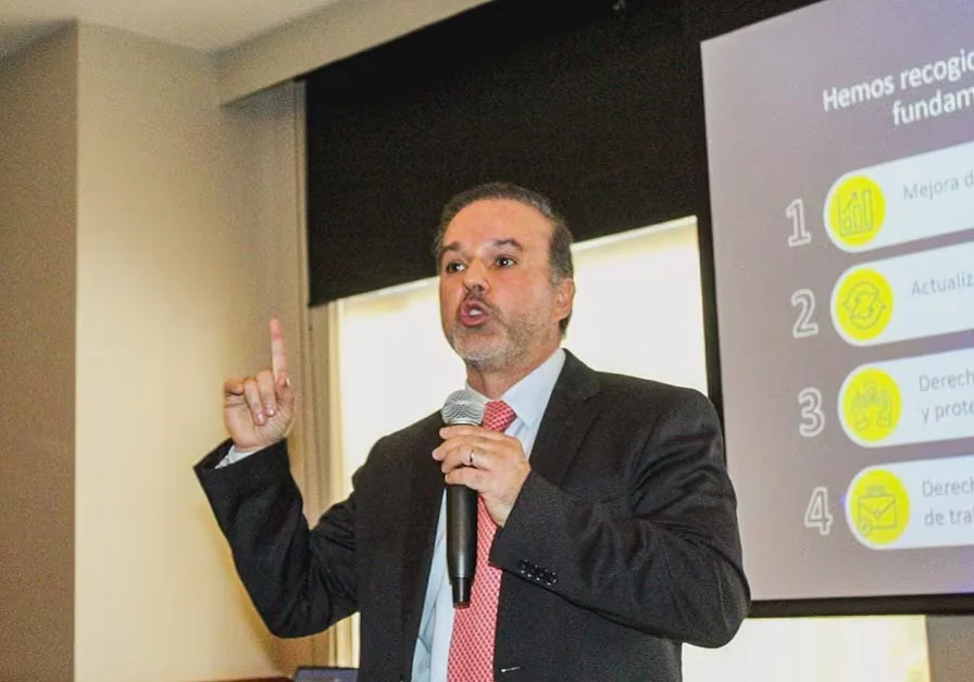Charles Chapman responde tras ser apartado del empalme y niega haber hablado en nombre del Gobierno electo