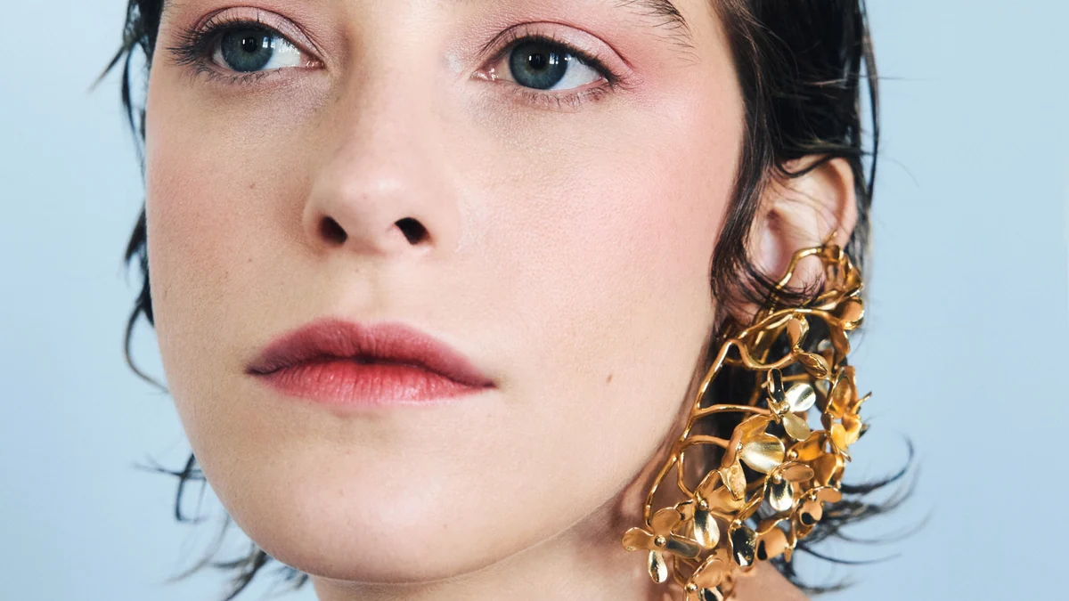Sombras azules, piel bronceada y labios inesperados: estos son los 5 mejores maquillajes del verano, interpretados por la actriz Malena Villa