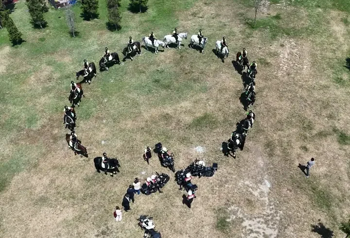 NATO Zirvesi öncesi atlı polislerden devriye görevi
