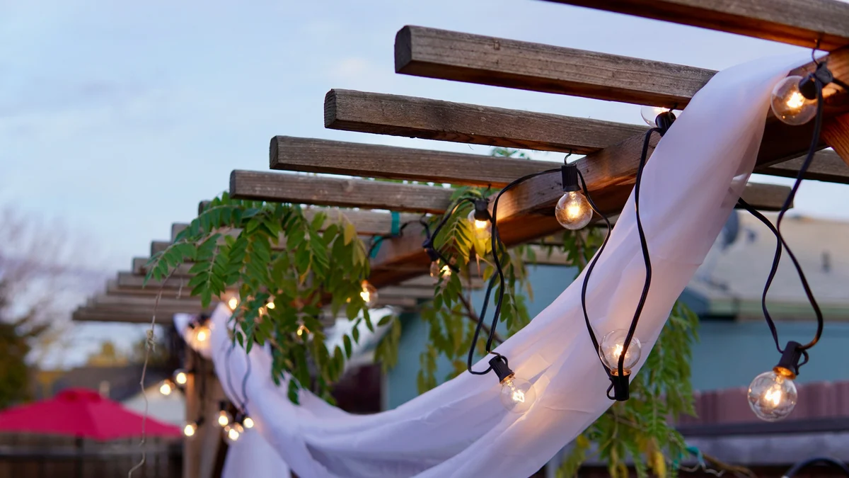 Estas son las 9 maneras de iluminar la terraza que son pura tendencia este verano