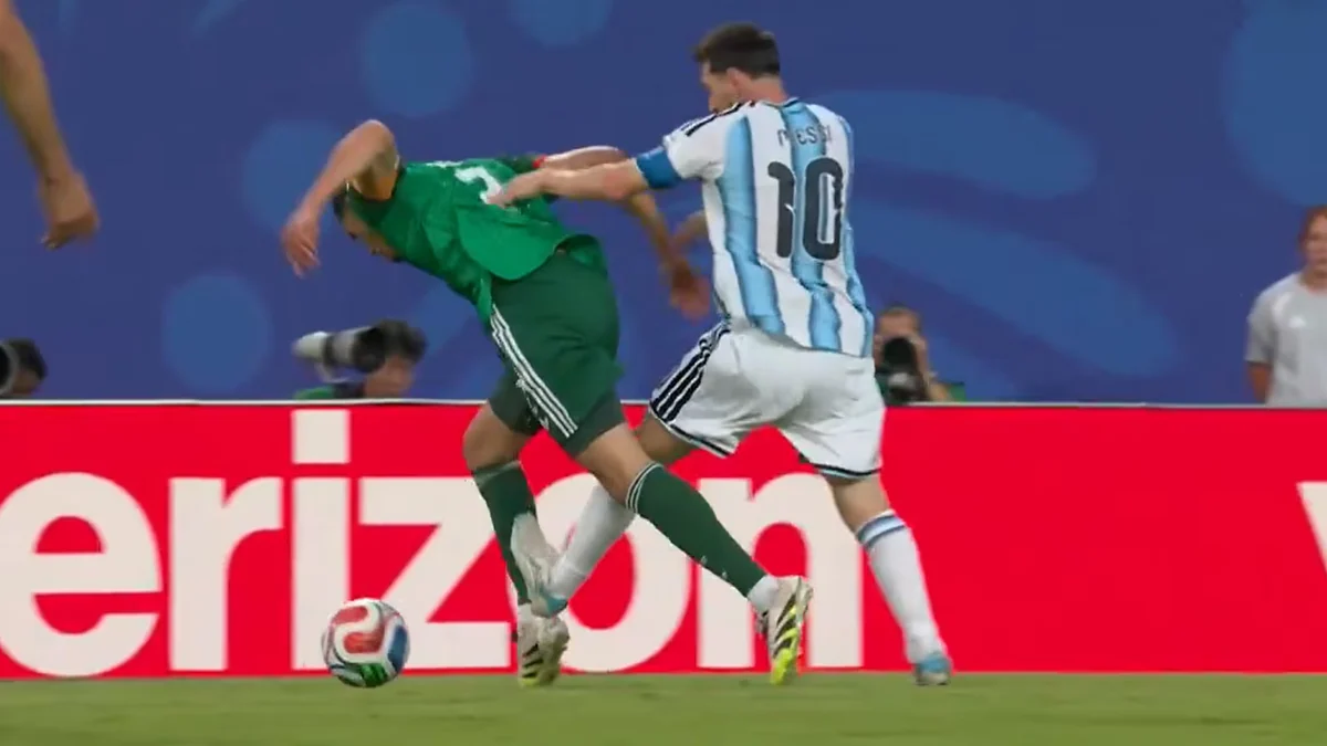 La lupa sobre la falta de Messi en la victoria de Argentina ante Argelia: la foto que abrió el debate y qué dice el reglamento