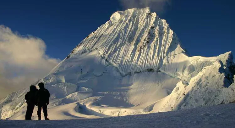 Áncash: Alerta máxima en el nevado Alpamayo por inestabilidad de un enorme bloque de hielo glaciar