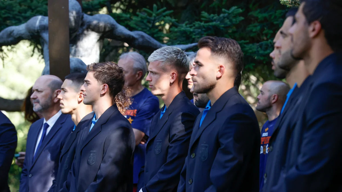 Loewe diseña el curioso traje con el que los jugadores de la selección de fútbol presentan la Copa del Mundo en Madrid