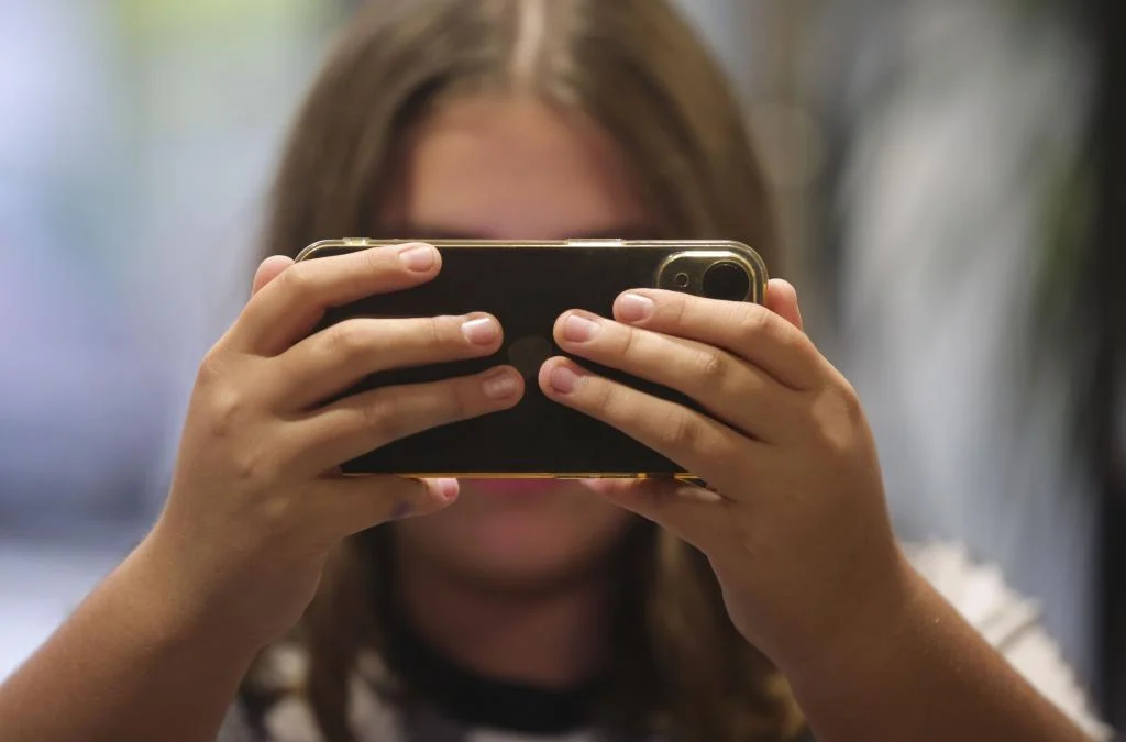 ¿Qué es el sexting y cómo ayudar a nuestros hijos a salir de él? El drama de Camilla, de 13 años, y su foto en las manos equivocadas