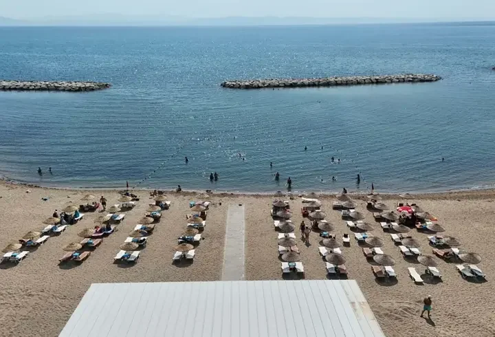 Ayvalık'ta Kum Adası Plajı yenilenen yüzü ile hizmete açıldı