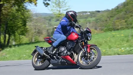 heise+ | Motorrad Triumph Trident 800 im Test: Auf Dreizack